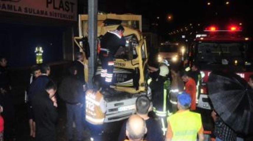 &Ccedil;&ouml;p Kamyonu Y&ouml;n Levhasına &Ccedil;arptı, 2 Kişi Ara&ccedil;ta Sıkıştı