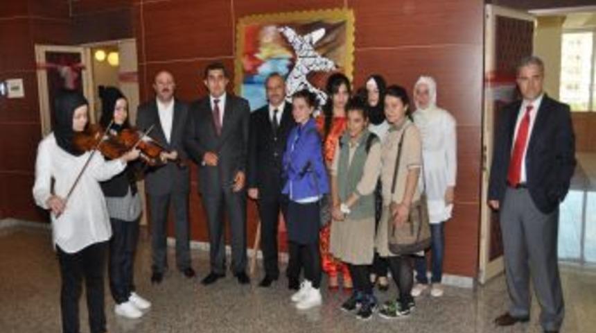 Macaristan Fahri Konsolosu Nakıboğlu Resim Sergisini Ziyaret Etti