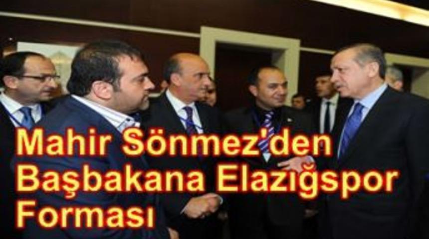 Mahir S&ouml;nmez'den Başbakana Elazığspor forması