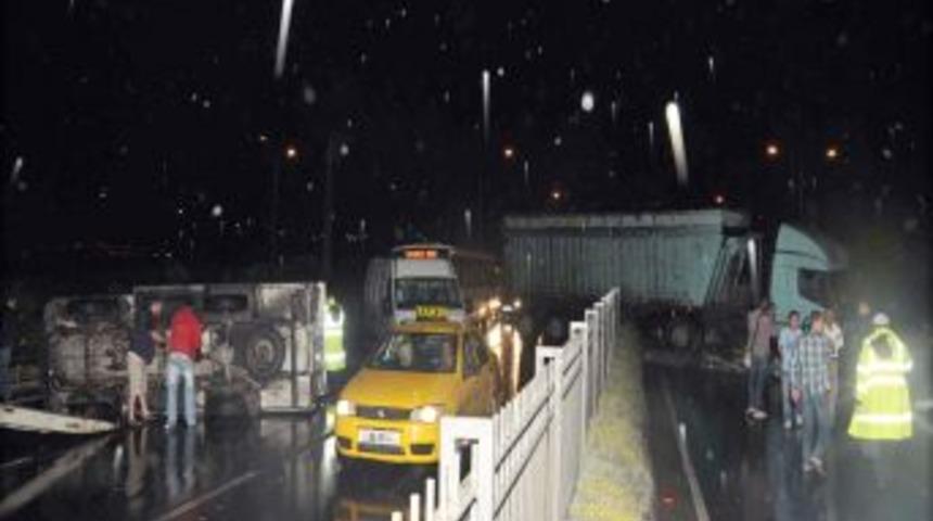 Orta Ref&uuml;j&uuml; Aşan TIR B&uuml;y&uuml;k Tehlike Yaşattı