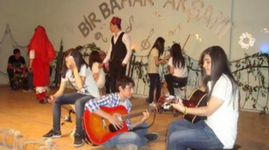 Atalay Anadolu lisesinden şiir dinletisi