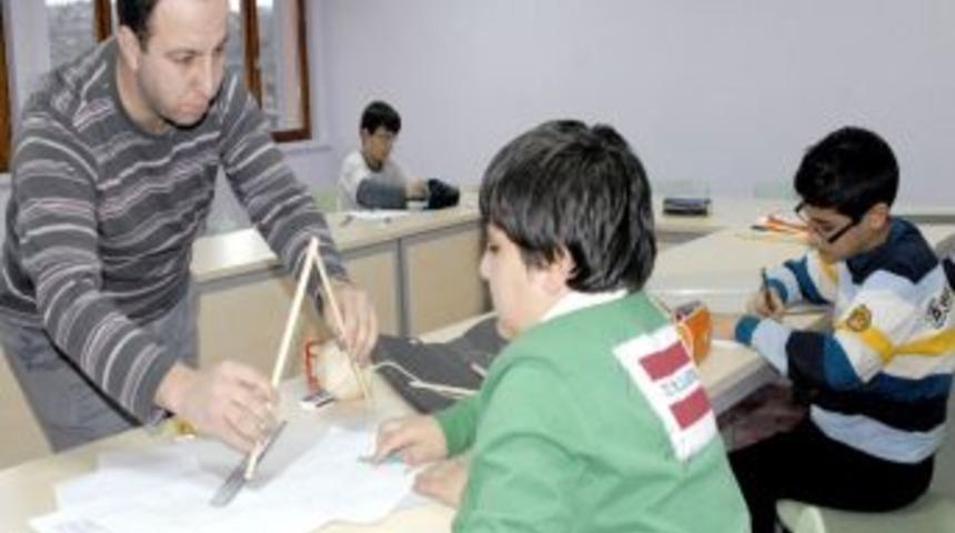 Bahar Rehaveti &Ouml;ğrencilerde, Arkadaş Grubuyla Ders &Ccedil;alışarak &Ouml;nlenebilir