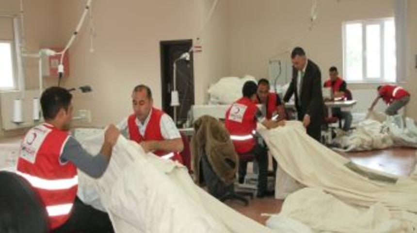 T&uuml;rk Kızılayı Erzincan &Ccedil;adır &Uuml;retim Tesisi' Yoğun &Ccedil;alışma