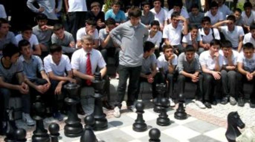 İHL &Ouml;ğrencileri Satrancı Bah&ccedil;ede &Ouml;ğrenecek