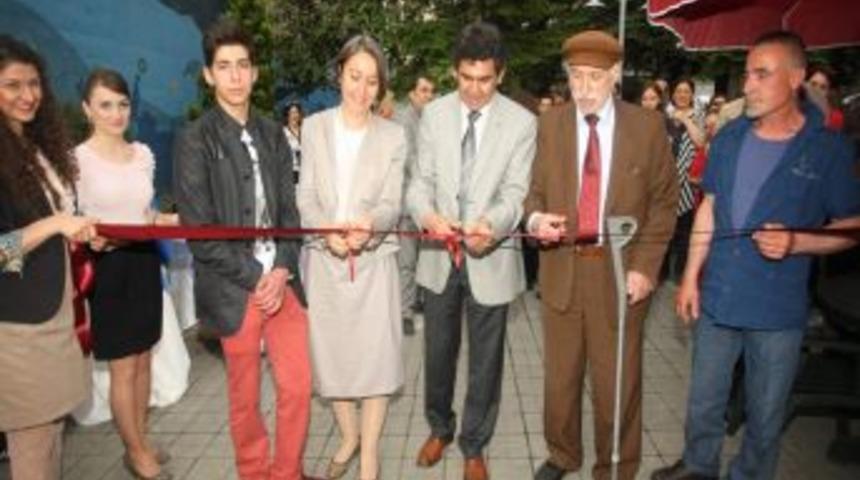 Trabzonlu Gen&ccedil; Fotoğraf Sanat&ccedil;ısı İlk Fotoğraf Sergisi'ni A&ccedil;tı