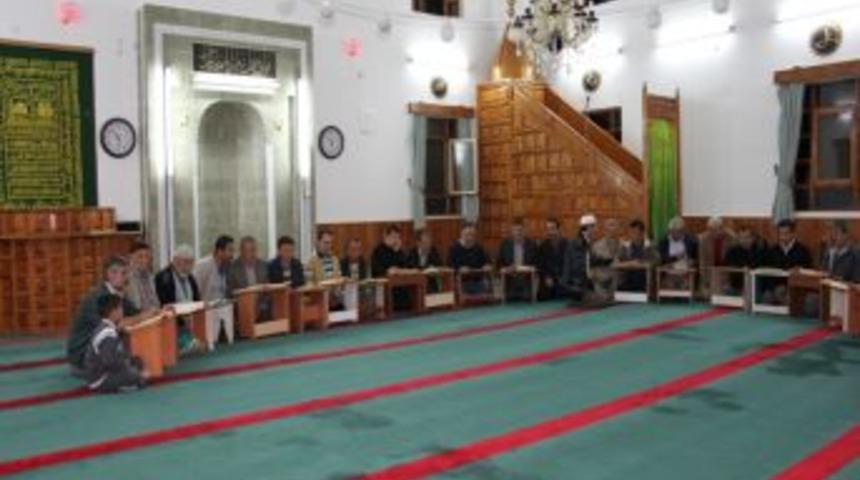 Sanayi Esnafı G&uuml;nd&uuml;z Alın Teri D&ouml;k&uuml;yor, Akşam Kur&rsquo;an &Ouml;ğreniyor