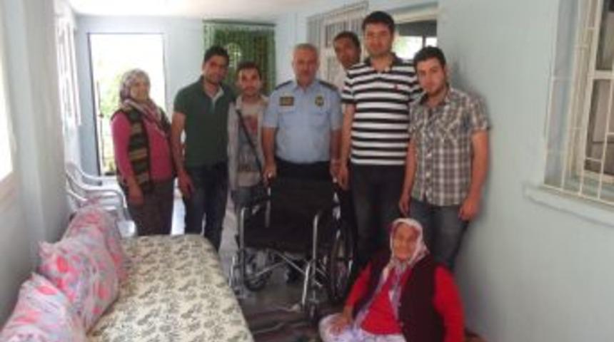 &Uuml;niversiteli &Ouml;ğrencilerden &Ouml;rnek Davranış