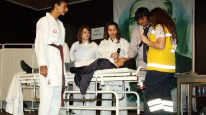 Beşikd&uuml;z&uuml; Anadolu Sağlık Meslek Lisesi'nde Hemşireler G&uuml;n&uuml; &Ccedil;ayı