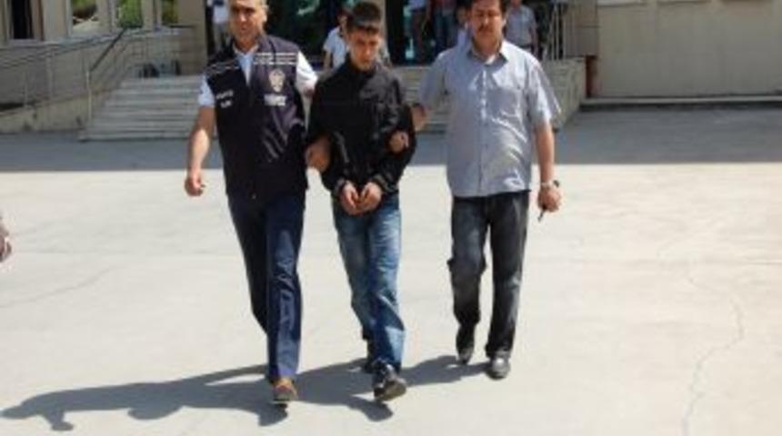 Şampiyonluk Kutlaması Yapan Şahsın Parasını &lsquo;Yemek Ismarla&rsquo; Diyerek &Ccedil;aldılar