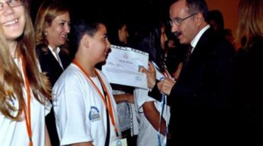 Van'da Yanan &Ccedil;adırları G&ouml;ren &Ouml;ğrenci, Yanmayan &Ccedil;adır Bezi Yaptı