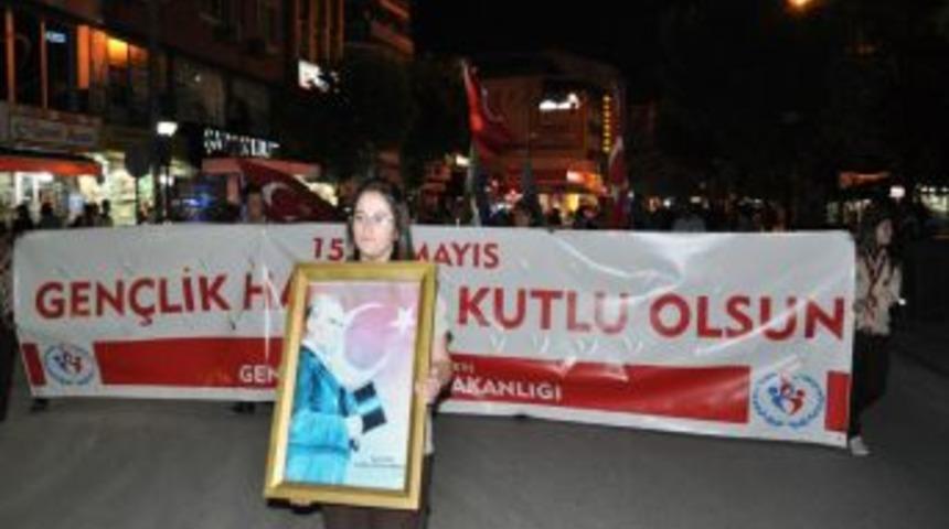 D&uuml;zce'de Fener Alayı Ateşi Coşturdu