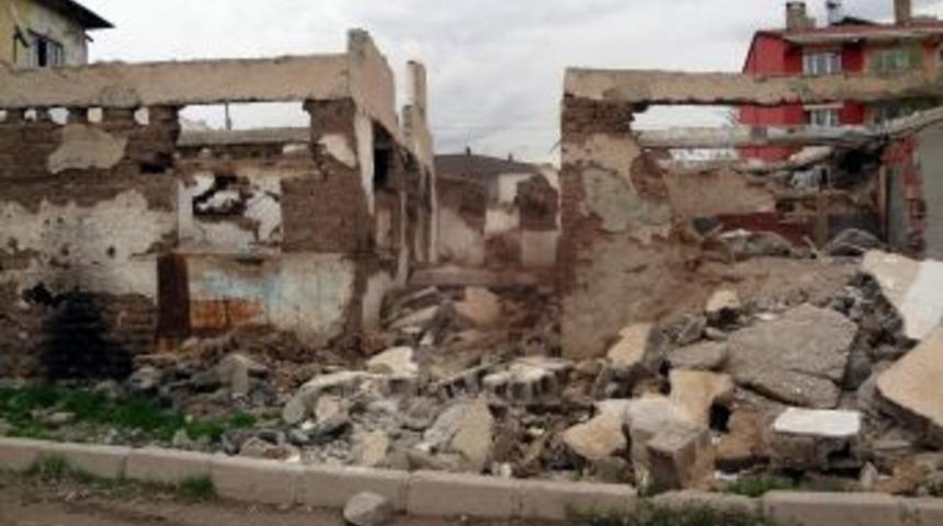 Metruk Binalar Tehlike Sa&ccedil;ıyor