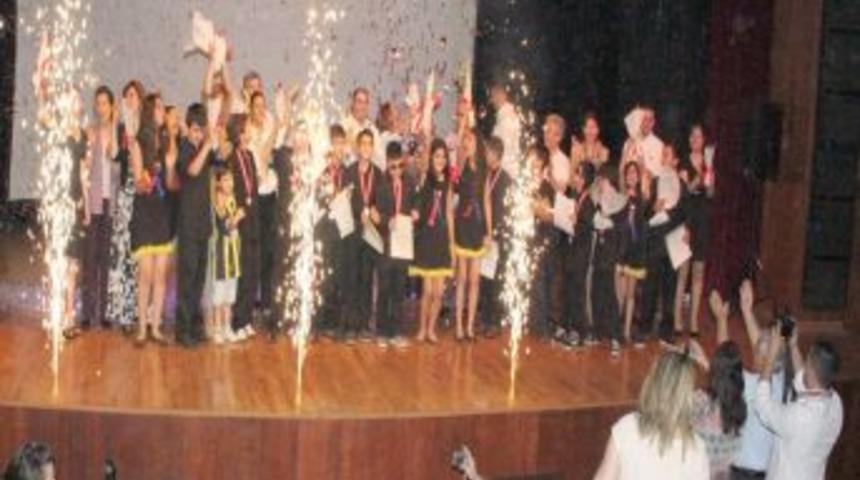 Akdeniz Koleji'nde Yılsonu G&ouml;sterisi