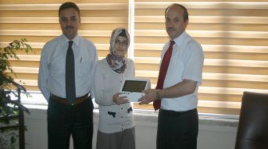 Başarılı &Ouml;ğrenci, Tablet Bilgisayar Ile &Ouml;d&uuml;llendirildi