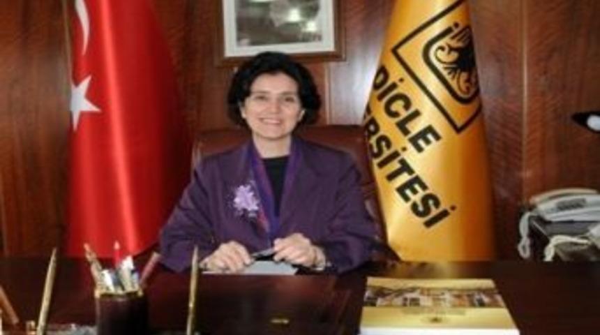 Dicle Üniversitesi Rektörü Saraç: &quot;toplumsal Barış İçin Yeni Anayasa&quot;