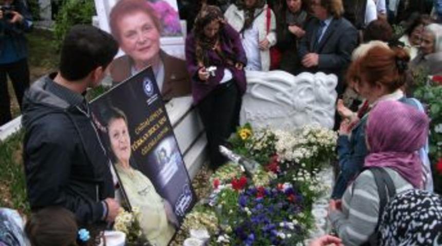 T&uuml;rkan Saylan, &Ouml;l&uuml;m&uuml;n&uuml;n 3. Yılında Mezarı Başında Anıldı