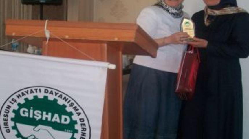 Hastası Tarafından &Ouml;ld&uuml;r&uuml;len Dr. Ali Menekşe'nin Eşine Yılın Annesi &Ouml;d&uuml;l&uuml;