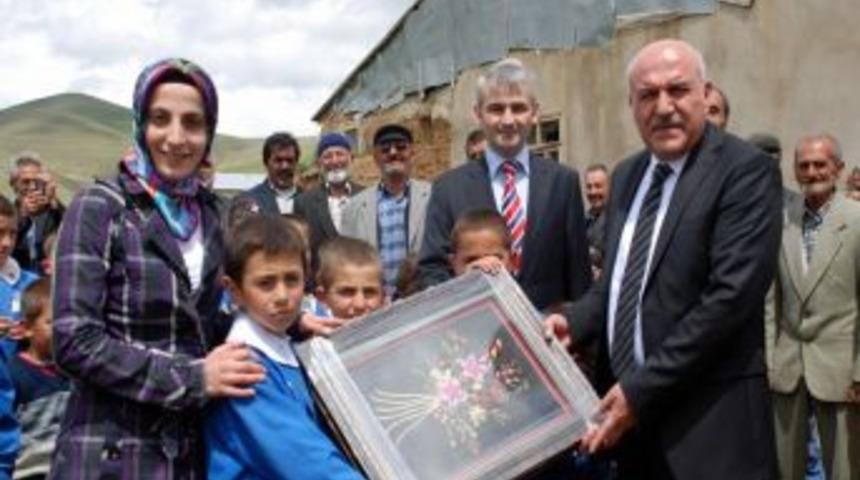 Yeni İş Makinesi Demir&ouml;z&uuml; Ve K&ouml;ylerinin Hizmetinde