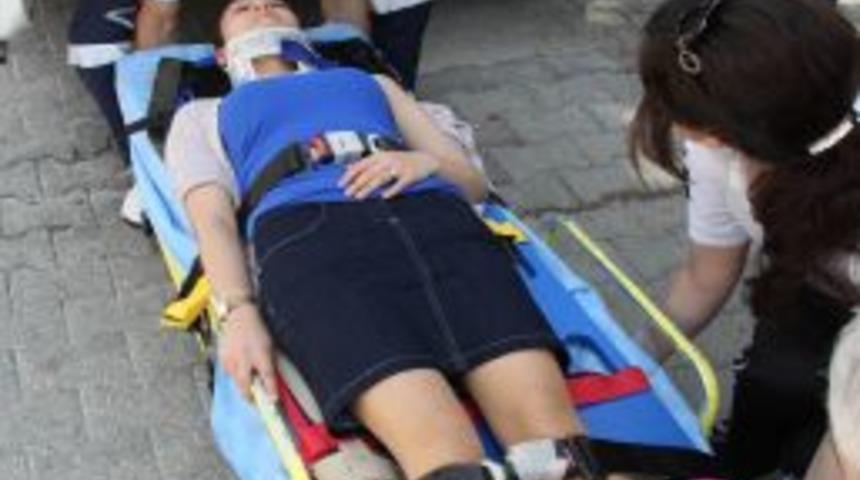 &Ccedil;alıştığı İş Yerinin &Ouml;n&uuml;nde &Uuml;zerine Kalas D&uuml;şt&uuml;