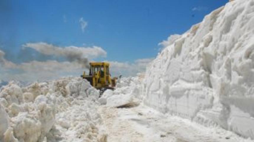 Nemrut Dağı Eteklerinde Karla M&uuml;cadele &Ccedil;alışmaları S&uuml;r&uuml;yor