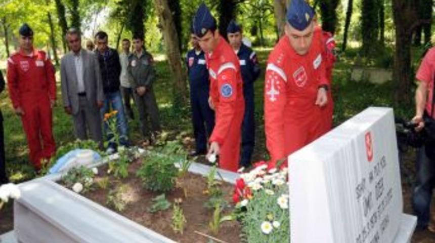 T&uuml;rk Yıldızları'nın S&uuml;priz Ziyareti Şehit Babasına Moral Oldu