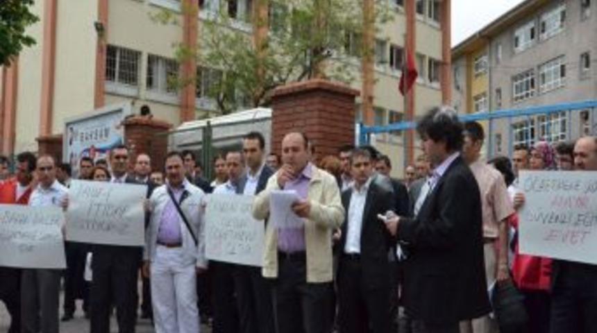 &Ouml;ğretmenler, Meslektaşlarına Şiddeti Protesto Etti