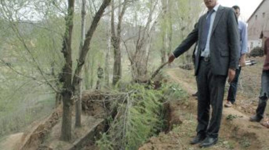 Heyelan Su Kanallarını Yıktı, Tarım Arazileri Susuz Kaldı