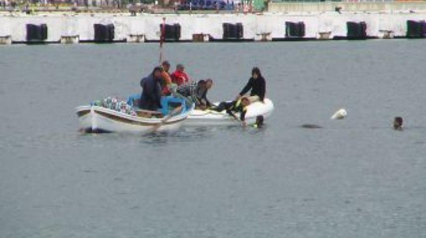 Kuşadası Sahilindeki Yaralı Yunus Kurtarılmaya &Ccedil;alışıyor