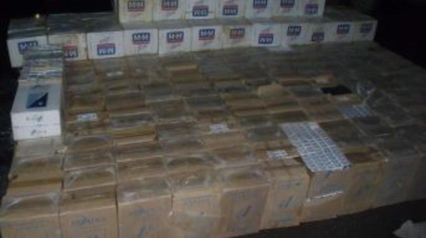 Mıcır Y&uuml;kl&uuml; Kamyondan 133 Bin Paket Ka&ccedil;ak Sigara &Ccedil;ıktı