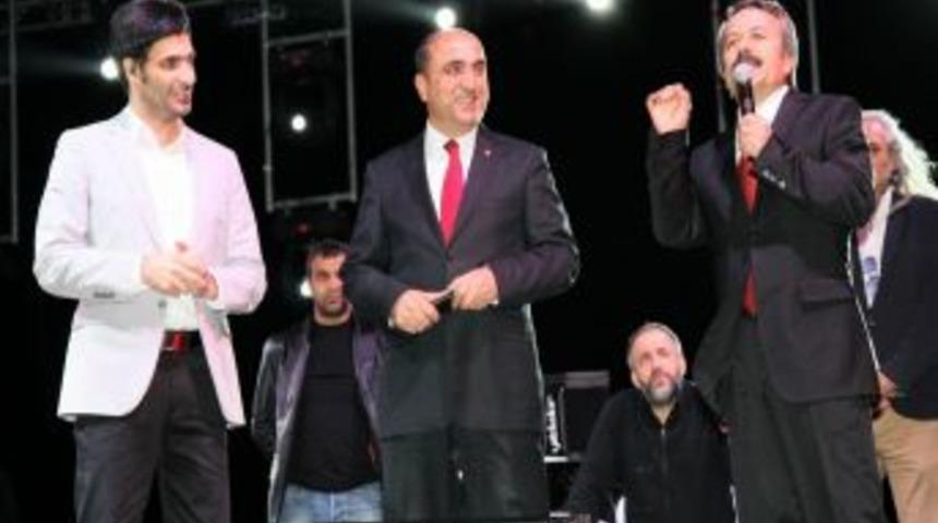 Aksaray &Uuml;niversitesi, Uğur Işılak Konseri Ile Şenlendi