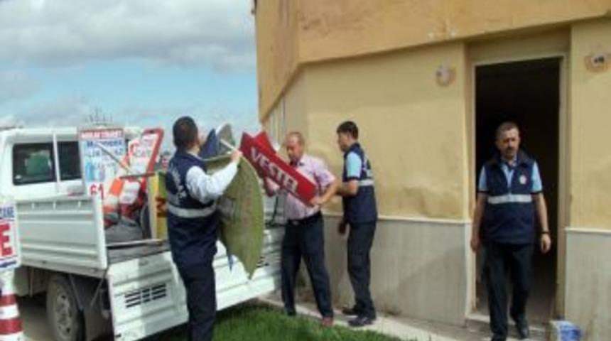 Ara&ccedil; Ve Yaya Trafiğini Olumsuz Y&ouml;nde Etkileyen Pano Ve Dubalar Toplatıldı