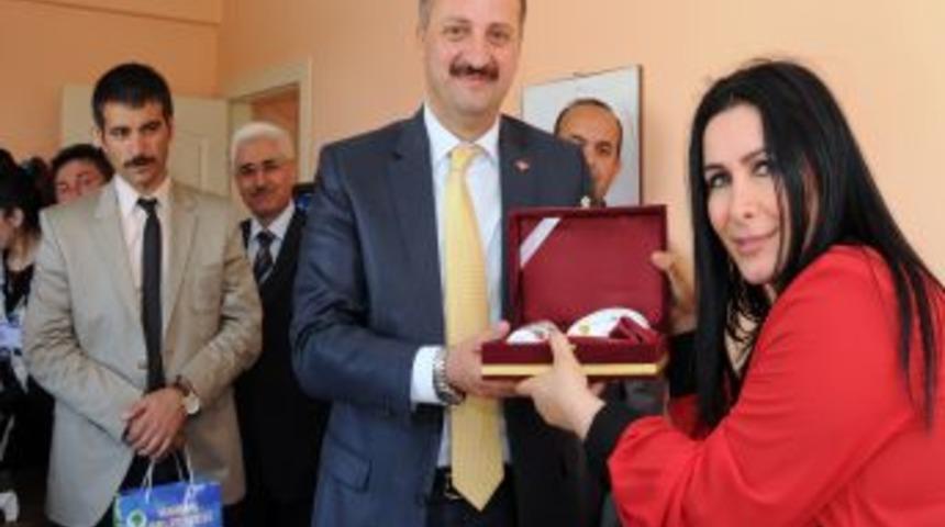 Başkan Akg&uuml;l, &Ouml;ğrencilerin Yıl Sonu Şenliğine Katıldı