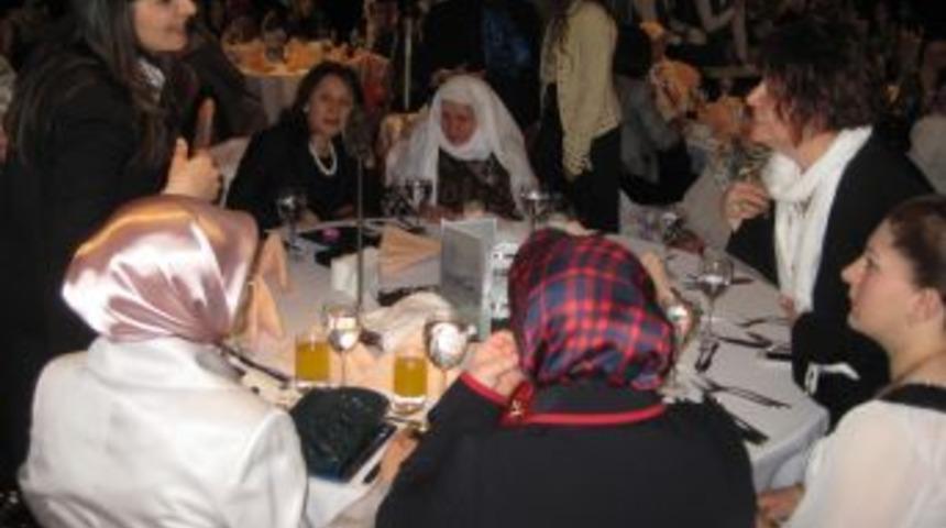 AK Parti Milletvekili &Ccedil;ığlık, Anneler Onuruna Yemek Verdi