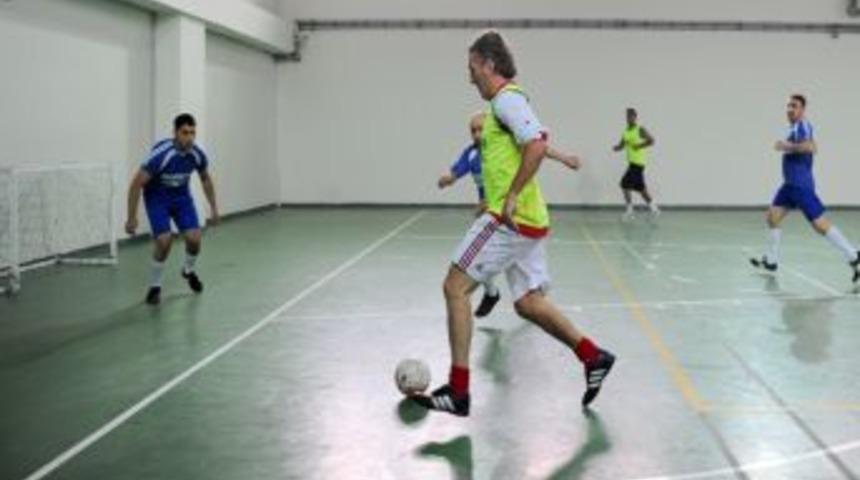 Eski Futbolcularla H&uuml;k&uuml;ml&uuml;lerin Ma&ccedil;ında Dostluk Kazandı