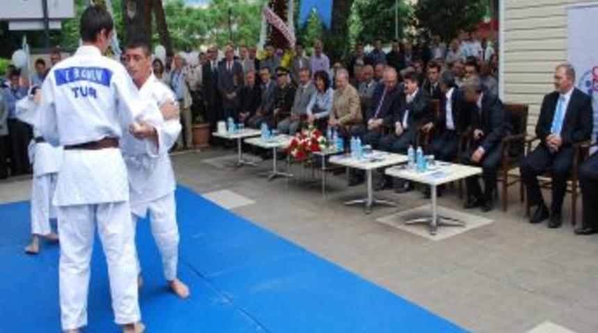 Salihli'de Gen&ccedil;lik Merkezi A&ccedil;ıldı