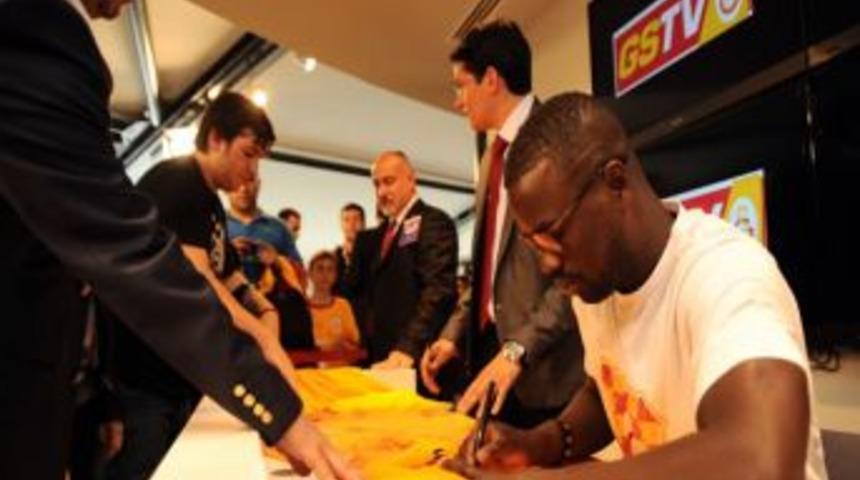 Eboue Aslantepe GSStore'da Taraftarlarla Buluştu