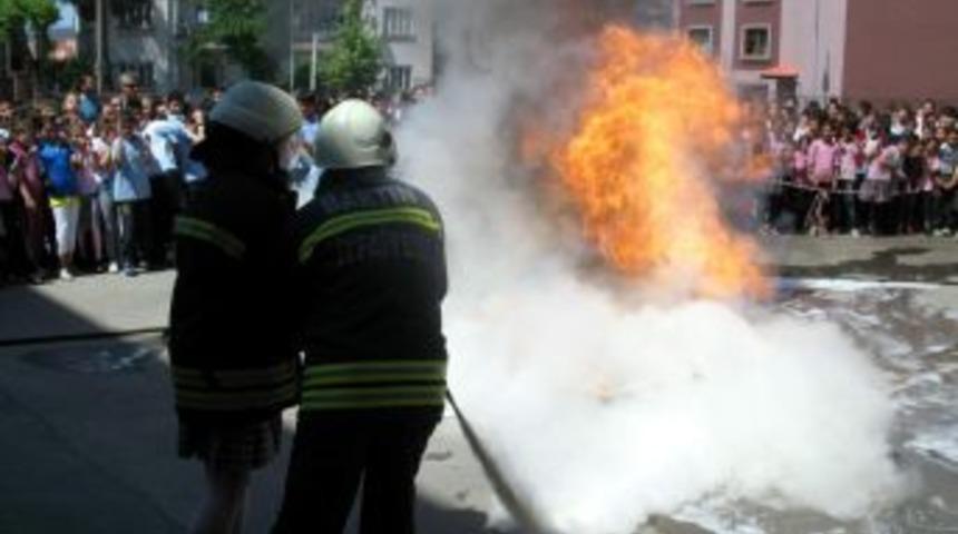 Tatbikatta &Ouml;ğrenciler K&ouml;p&uuml;kten Etkilendi