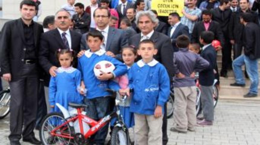 İ&ccedil;&uuml;'den K&ouml;y Okullarına Oyuncak Desteği