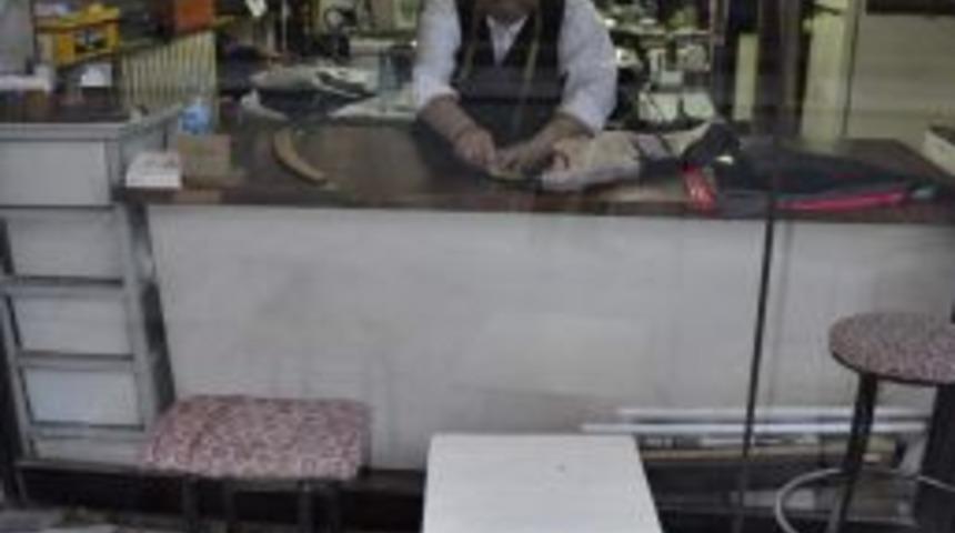 Ayakkabısı &Ccedil;alınan Terzi, Bulduğu Ayakkabının Sahibini Arıyor