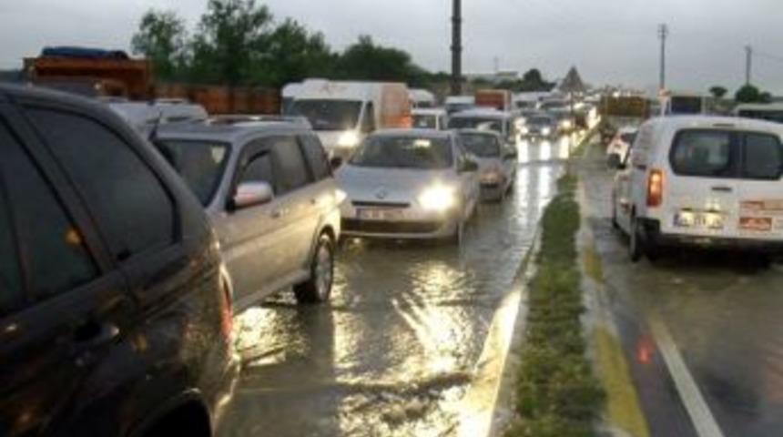 Yağmur, İstanbul'da Hayatı Olumsuz Etkiliyor