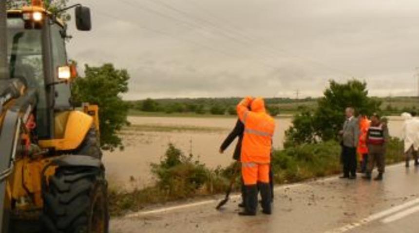 Şiddetli Yağmur Keşan-Enez Karayolunda Trafiği Aksattı