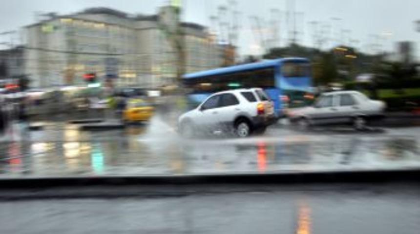 İstanbul&rsquo;da Sağanak Etkili Oluyor