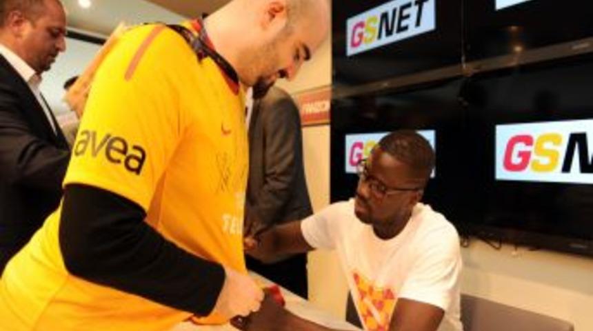 Eboue Aslantepe GSStore'da Taraftarlarıyla Buluştu