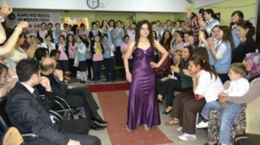 Alaplı Kız Meslek Lisesi'nden defile