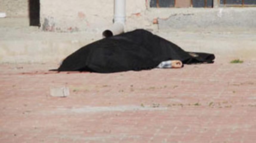 Evinin penceresinden düşen yaşlı adam öldü