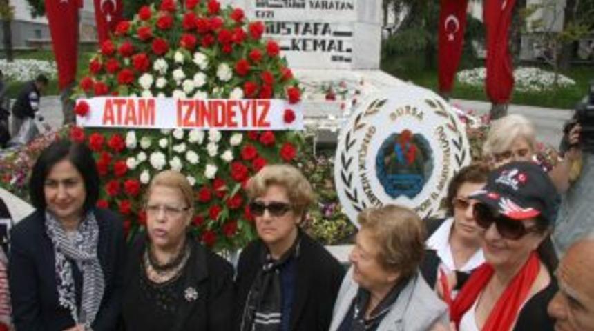 CHP'liler Atat&uuml;rk Anıtı'na &Ccedil;elenk Sunup Saygı Duruşunda Bulundu