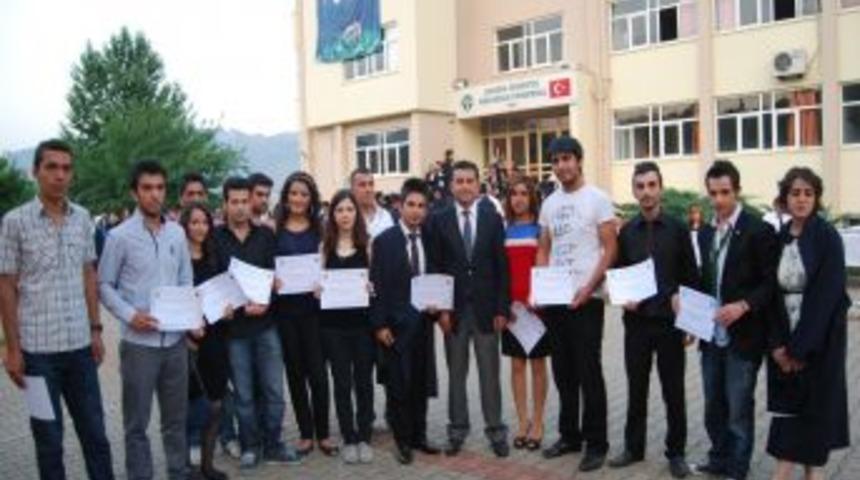 KMYO&rsquo;da Mezuniyet Sevinci