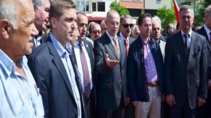 CHP'liler, 19 Mayıs'ı Protesto Ederek Atat&uuml;rk Anıtı'na Ayrı &Ccedil;elenk Koydu