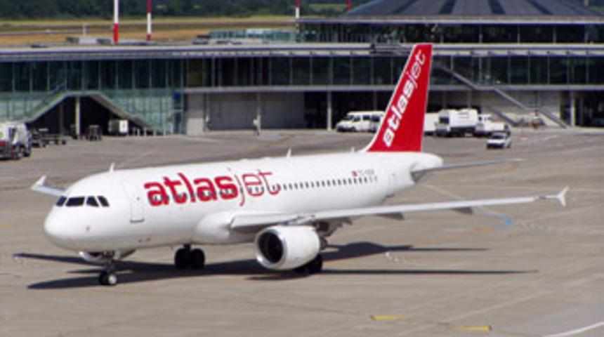 Atlasjet uçağına yıldırım düştü