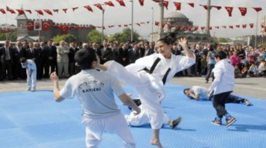 Kayseri&rsquo;de 19 Mayıs Gen&ccedil;lerin G&ouml;sterisiyle Kutlandı